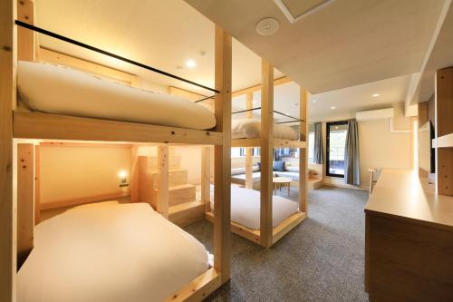 um quarto com quatro beliches em Merveille Hakone Gora em Hakone