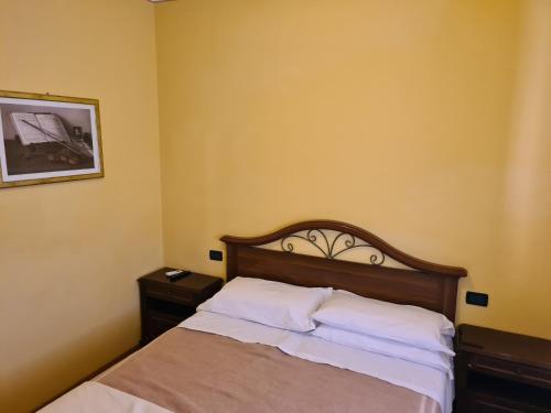 sypialnia z łóżkiem i zdjęciem na ścianie w obiekcie NEW NAPOLEONICO w mieście Bondeno