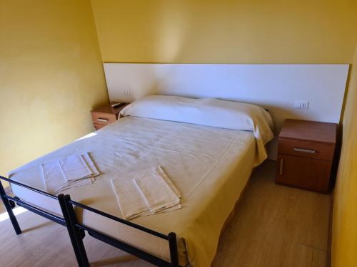 Bondeno的住宿－NEW NAPOLEONICO，一间小卧室,配有床和2个床头柜