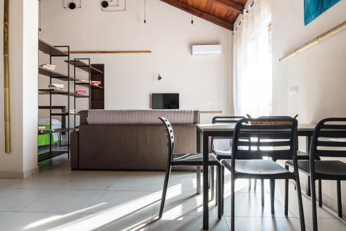 ein Esszimmer mit schwarzen Stühlen und einem Tisch in der Unterkunft Borgo del Bambù in Perito