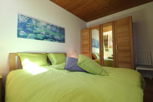 Una cama o camas en una habitación de STAUDACH - apartment near the ski slopes