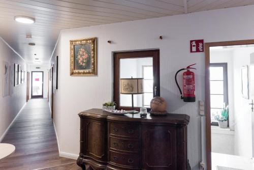 un corridoio con cassettiera in una casa di Hotel Up´n Diek a Dangast