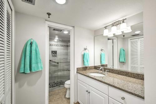 y baño con lavabo, aseo y espejo. en Redington Shores Retreat with Pool and Beach Access!, en Clearwater Beach