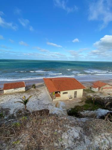 a house on the beach near the ocean at Beach Place Fontainha in Aracati