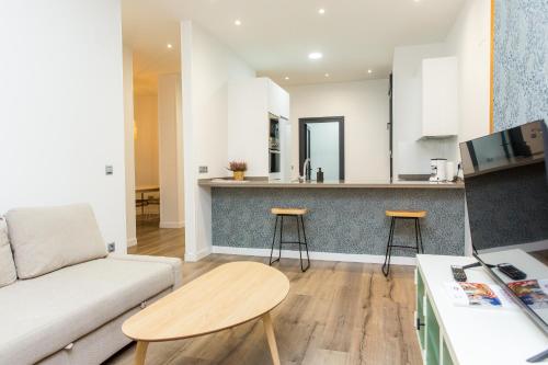 Moderno Apartamento LAUD3 - Nuevo/Familiar/Wifi/TV في بلد الوليد: غرفة معيشة مع أريكة ومطبخ