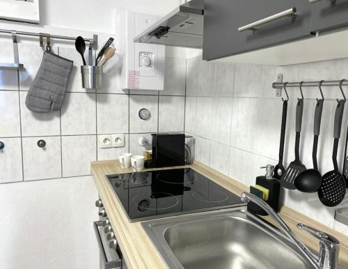 uma cozinha com um lavatório e um fogão em City-Apartment No 2 em Reutlingen