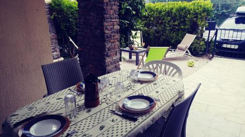 - une table avec des assiettes et de la vaisselle en haut dans l'établissement Agréable T3 avec jardin et parking privé, à 350m du centre ville et des plages, wifi, remise supplémentaire de 10 pourcent pour une location à la semaine, à Cavalaire-sur-Mer