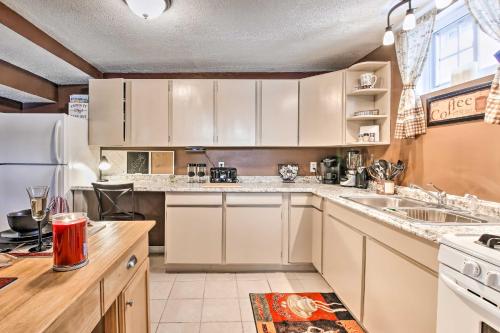 Η κουζίνα ή μικρή κουζίνα στο Cozy Agawam Studio with Yard 2 Miles to Six Flags!
