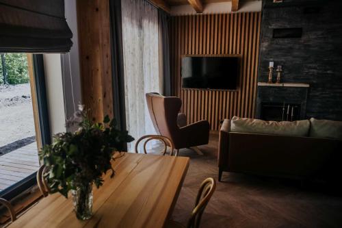 Jabłonki Resort&Spa في Jabłonki: غرفة معيشة مع أريكة وطاولة