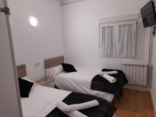 1 dormitorio con 2 camas y toallas. en Room in Lodge - Rural Hotel Las Quintas de los Mangas Verdes, en Quintana Redonda