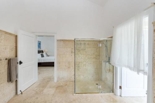 Ein Badezimmer in der Unterkunft Paradise Luxury Villa with Huge Pool and Jacuzzi