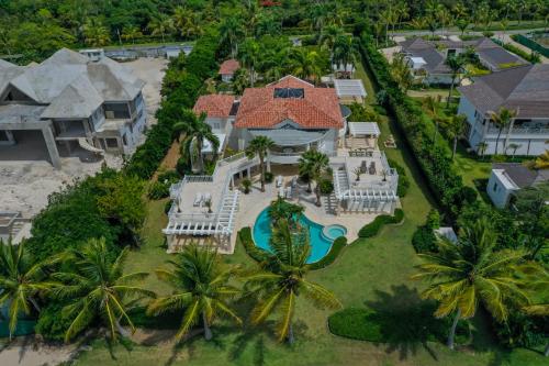 Ein Garten an der Unterkunft Paradise Luxury Villa with Huge Pool and Jacuzzi