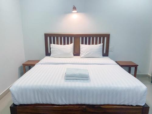a large bed with white sheets and white pillows at SP view Resort in Pran Buri