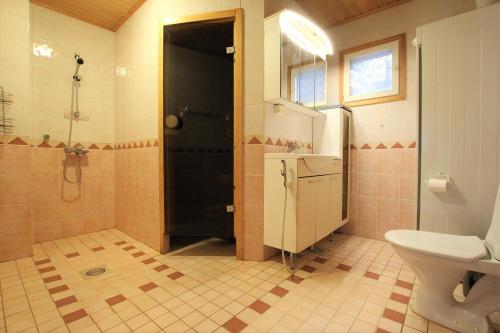 łazienka z toaletą i czarnymi drzwiami w obiekcie Mesiangervo w mieście Kalajoki