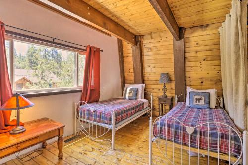 1 dormitorio con 2 camas en una cabaña de madera en Big Bear Retreat with Fenced Yard Near Ski Resorts! en Big Bear Lake
