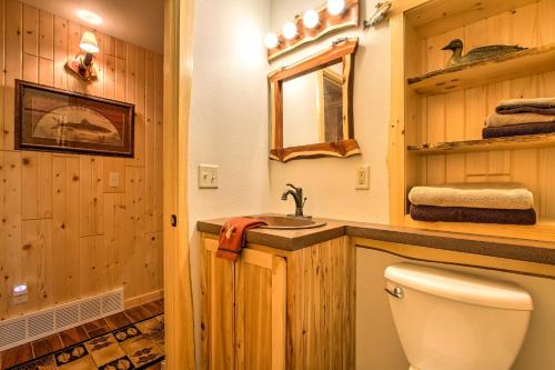 y baño con aseo y lavamanos. en Cabin Near River - Treehouse Masters Stayed Here! en Ferryville
