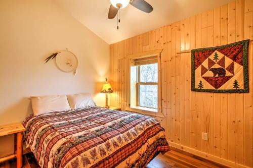 1 dormitorio con cama y ventana en Cabin Near River - Treehouse Masters Stayed Here! en Ferryville