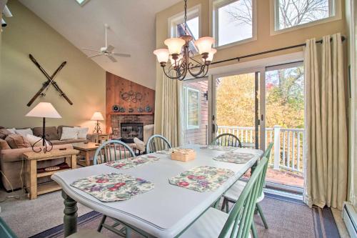 ラッドローにあるSki-in Ski-Out Okemo Oasis with Deck and Mtn View!のダイニングルーム(テーブル、椅子付)、リビングルーム