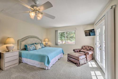 um quarto com uma cama e uma cadeira e uma ventoinha de tecto em Quiet Sun City Home with Grill - Golf and Hike Nearby! em Sun City