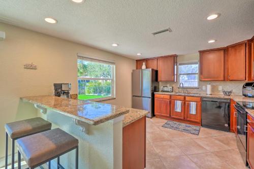 Riverfront Home with Putting Green and Boat Dock!にあるキッチンまたは簡易キッチン