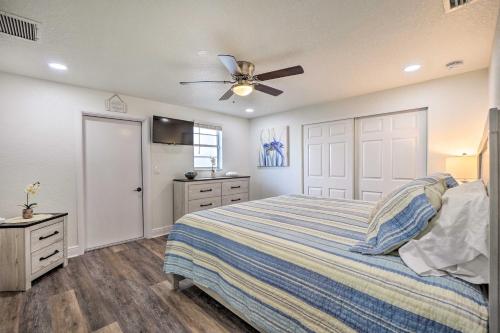 Riverfront Home with Putting Green and Boat Dock!にあるベッド