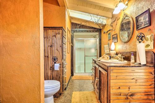 La salle de bains est pourvue de toilettes et d'un lavabo. dans l'établissement Spacious La Grange Retreat with Dock on Lake Siesta, à Winchester