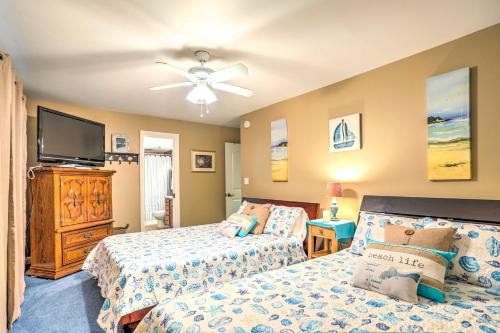 Giường trong phòng chung tại Sleek Pensacola Beach Condo Patio, Walk to Beach