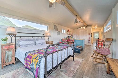 1 dormitorio con 1 cama, mesa y sillas en Studio with Mountain Views, Less Than 30 Min to Durango!, en Mancos