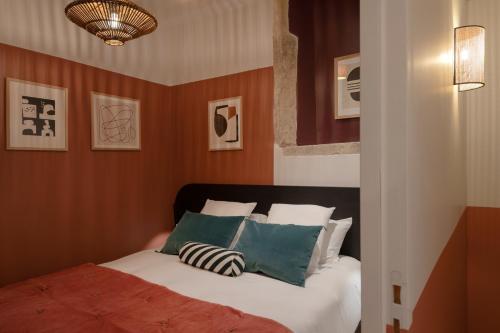 una camera con letto e pareti rosse di MiHotel Saint Jean a Lione