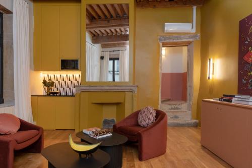 Ruang duduk di MiHotel Saint Jean