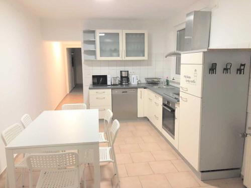 Virtuve vai virtuves zona naktsmītnē Work & Stay Apartment in Troisdorf