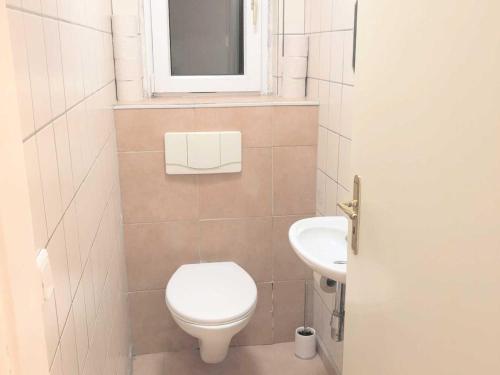 Ένα μπάνιο στο Work & Stay Apartment in Troisdorf