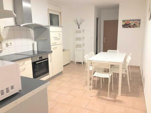 Η κουζίνα ή μικρή κουζίνα στο Work & Stay Apartment in Troisdorf