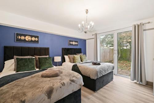 Een bed of bedden in een kamer bij Stylish 4 Bed House in Nottingham - sleeps 15