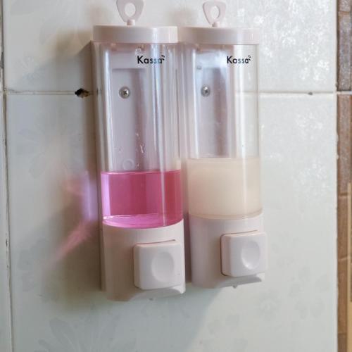 Deux récipients en plastique sont accrochés au mur. dans l'établissement Phusam Big Resort, à Ko Muk