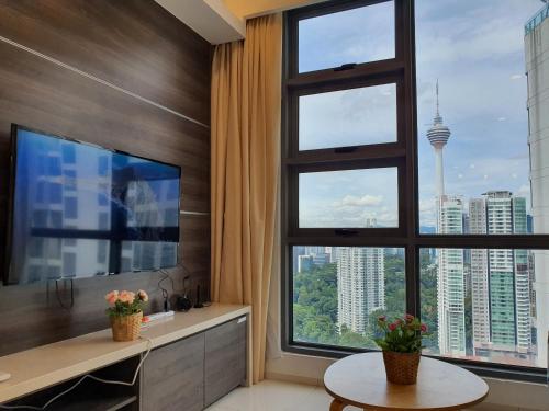 Télévision ou salle de divertissement dans l'établissement The Robertson Bukit Bintang by WEEGO Homes