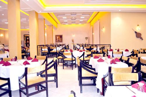 Ein Restaurant oder anderes Speiselokal in der Unterkunft Erfoud Palace 