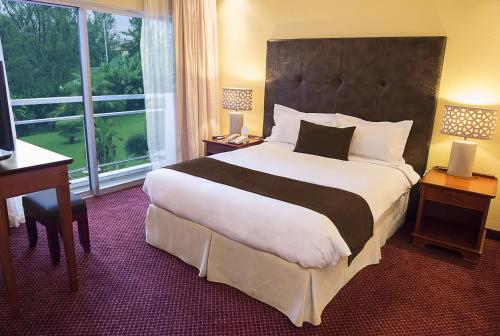 Llit o llits en una habitació de Hotel des Mille Collines