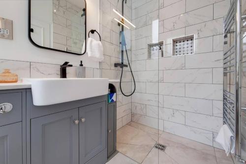 uma casa de banho com um lavatório e um chuveiro em Immaculately presented 1 bed em Londres