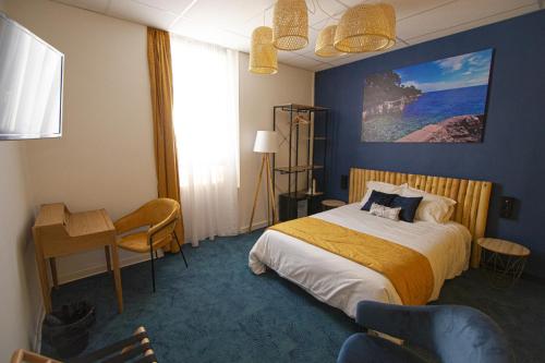 - une chambre avec un lit, un bureau et une fenêtre dans l'établissement Charlie's Hôtel Cannes, à Cannes