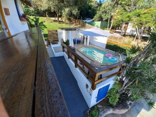 Cette chambre offre une vue sur une maison dotée d'une piscine. dans l'établissement Apartamento Praia da Gamboa - Cabanas da Candoca Vista para o Mar, à Garopaba