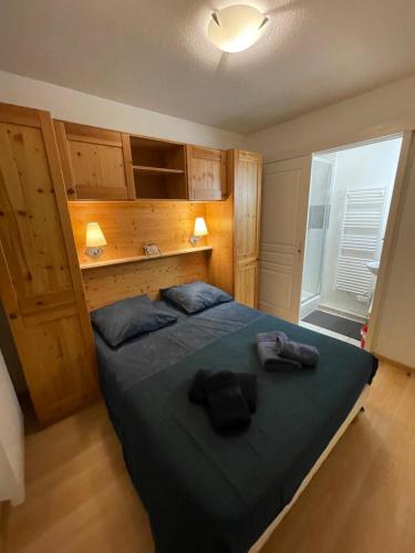 une chambre avec un lit avec deux oreillers dessus dans l'établissement Appartement 65m² idéalement placé pour 6 pers., à Brides-les-Bains