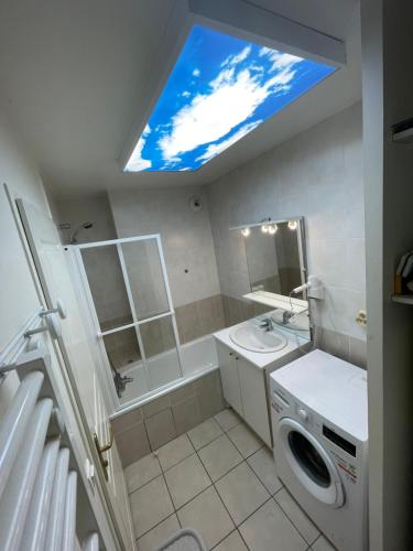 a bathroom with a sink and a shower and a toilet at Appartement 65m² idéalement placé pour 6 pers. in Brides-les-Bains