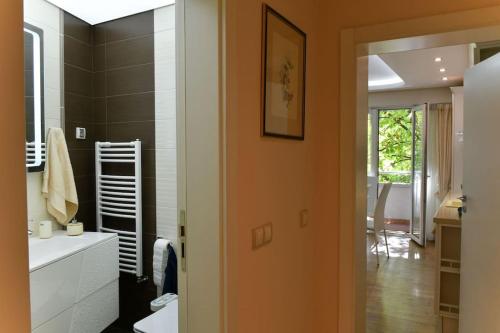 een oranje badkamer met een wastafel en een spiegel bij Аристократичен апартамент в сърцето на Ямбол in Yambol