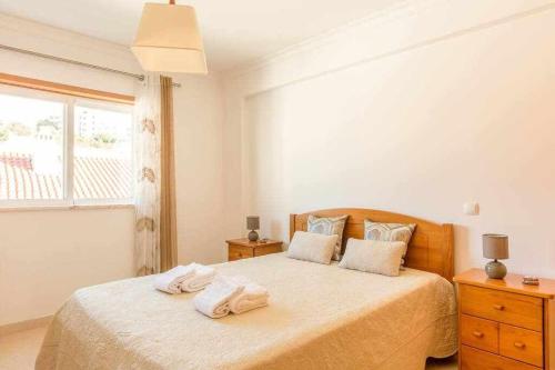 - une chambre avec un lit et des serviettes dans l'établissement Albufeira Old Town Two bedroom Apartment Center, à Albufeira