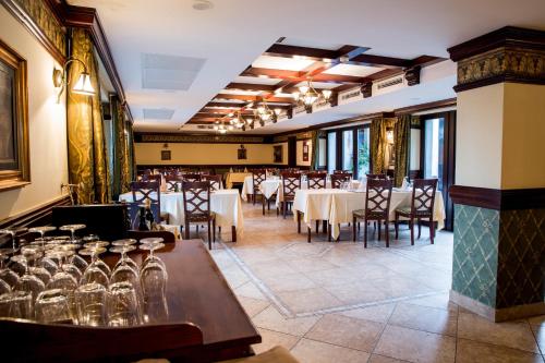 ห้องอาหารหรือที่รับประทานอาหารของ Hotel Stejarul