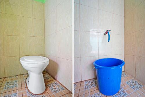 baño con aseo y cubo azul en OYO Life 91869 Insan Mulia Kost Syariah, en Mojokerto
