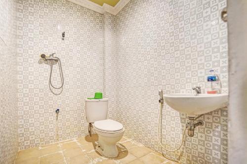 a bathroom with a toilet and a sink at OYO Life 91873 Nugraha Kost in Palembang