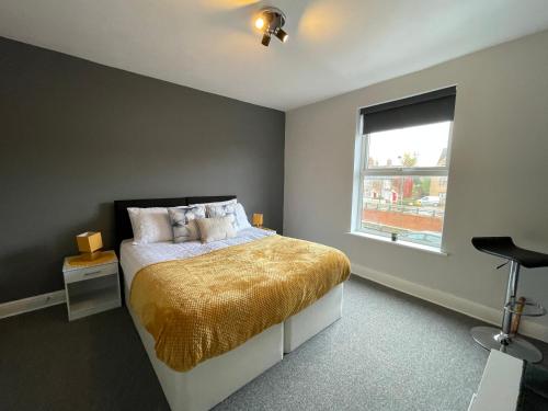 una camera con letto e finestra di Windmill View Apartments a Lincolnshire