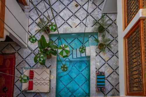 - une vue sur la piscine dans une maison dans l'établissement Riad SofYan & Spa, à Marrakech